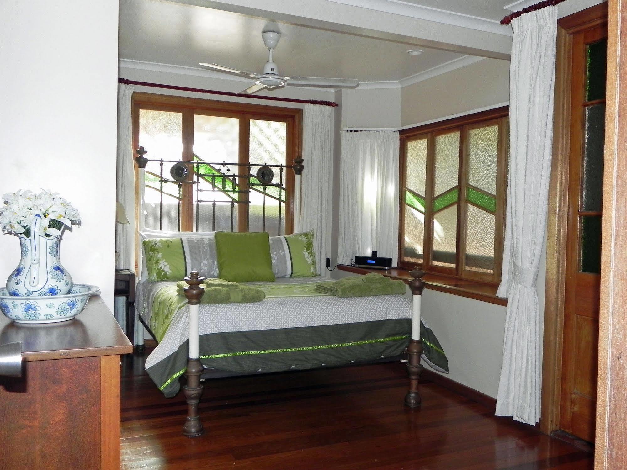 Airlie Waterfront Bed & Breakfast Еърли Бийч Екстериор снимка