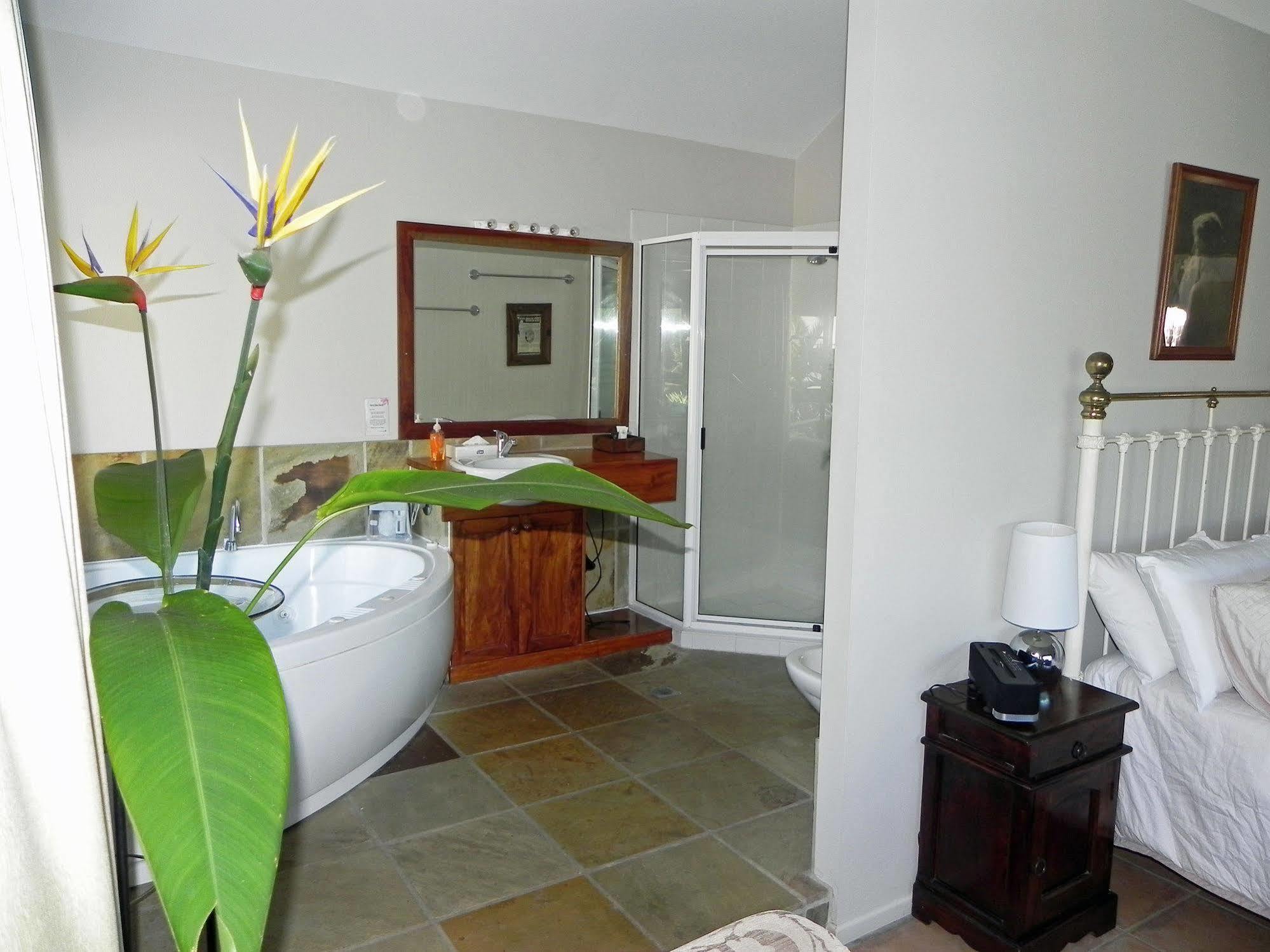 Airlie Waterfront Bed & Breakfast Еърли Бийч Екстериор снимка