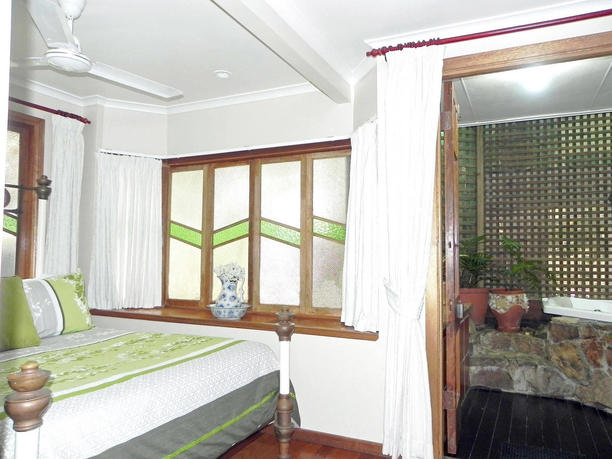 Airlie Waterfront Bed & Breakfast Еърли Бийч Екстериор снимка